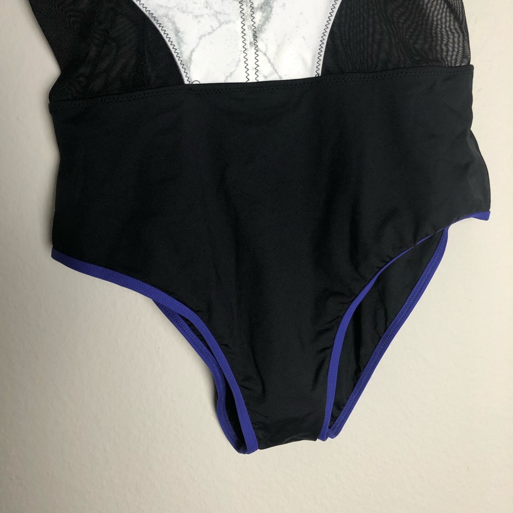 Elegant Black and White One-Piece Swimsuit - Picture 5 of 8